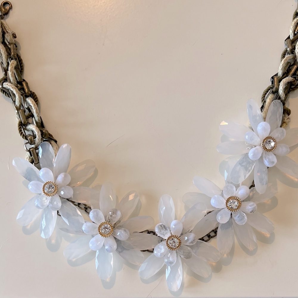Anthropologie big white flower necklace